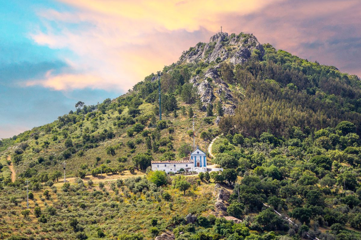 Die Wallfahrtskapelle der Penha hoch über dem Alentejo