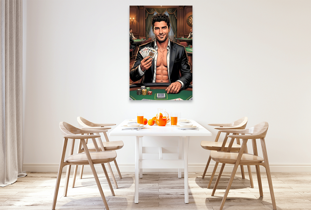 Lächelnder Zocker mit Karten am Pokertisch