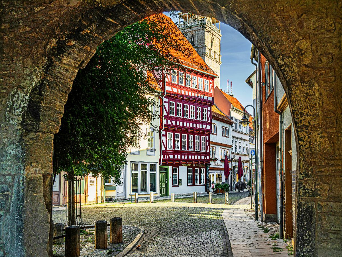 Vom Schloßhof in die Stadt