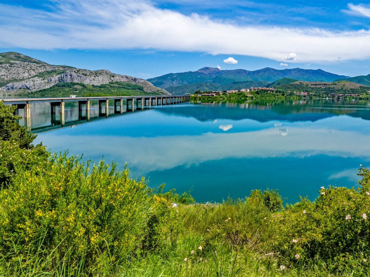Die Brücke von Riaño über den Riaño-Stausee