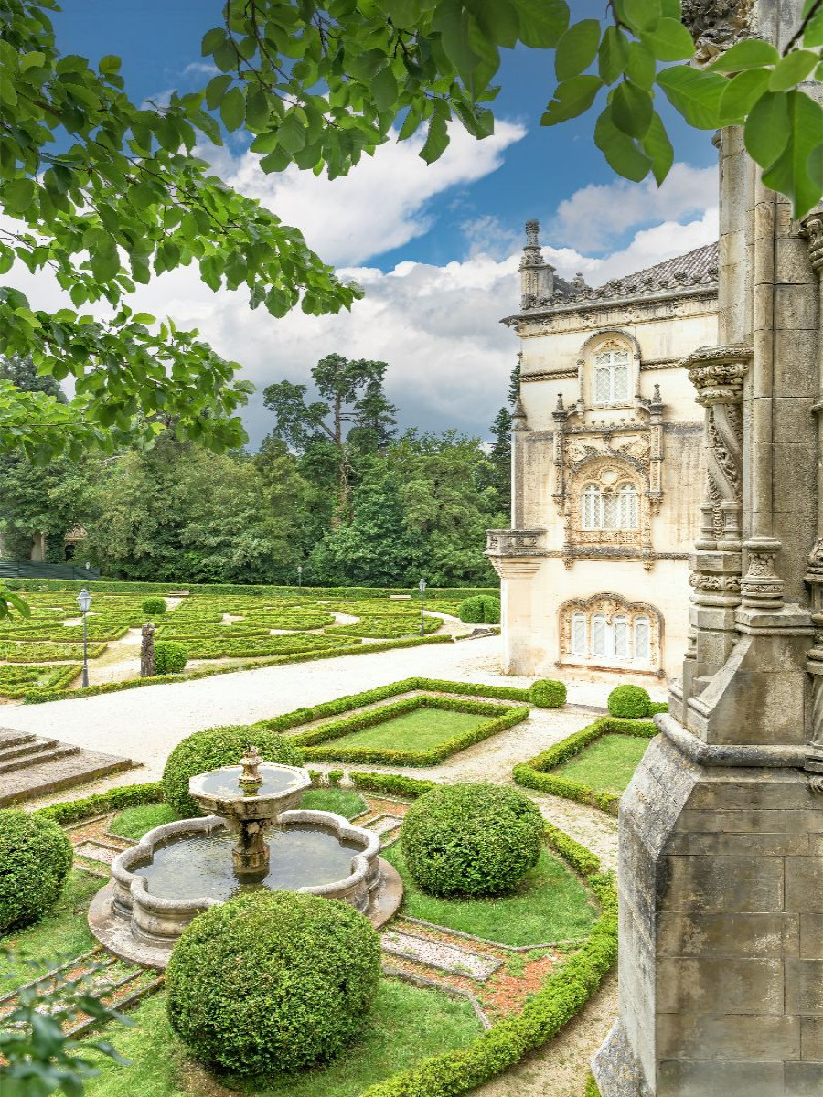 Die Gärten beeindrucken mit  Brunnen, Skulpturen und exotischer Vegetation.