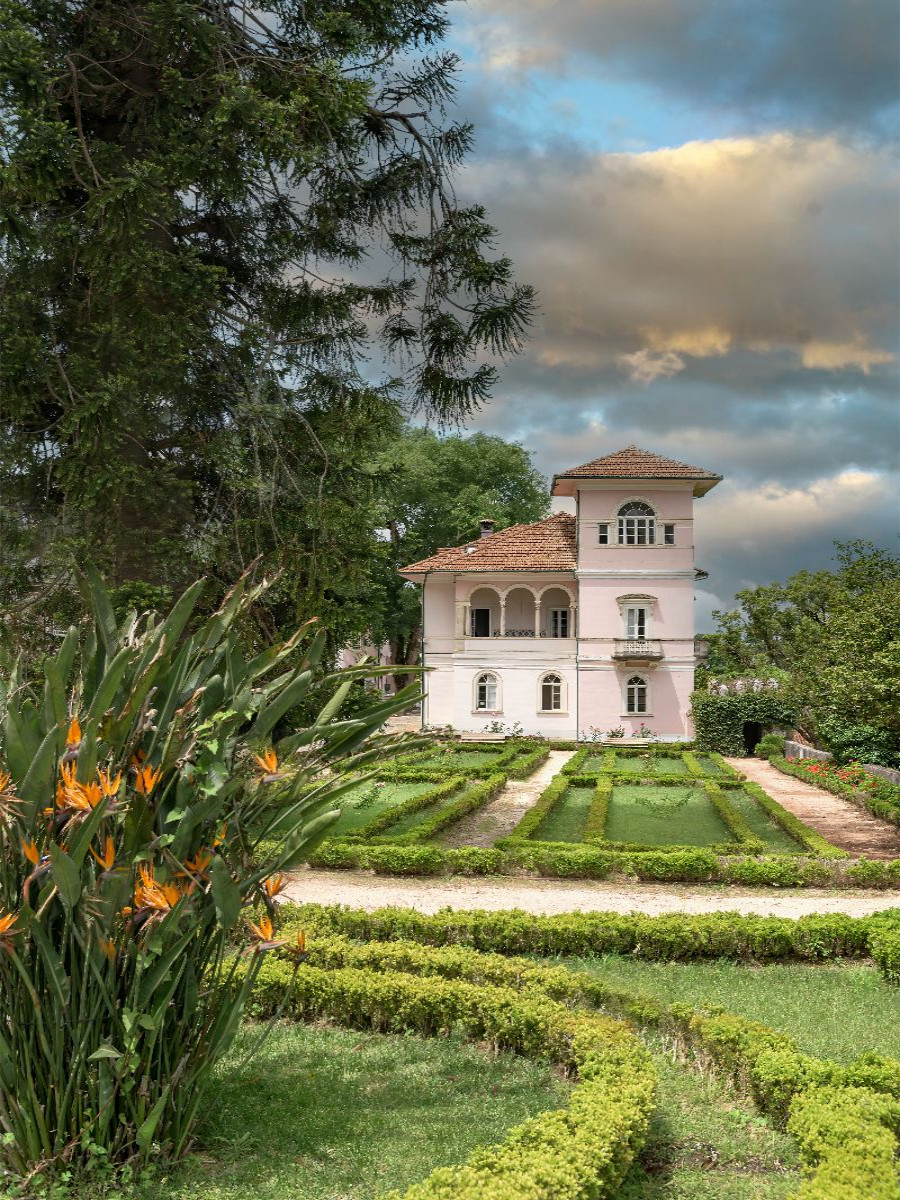 Ein Nebengebäude mit romantischen Garten und einer wundervollen Flora.