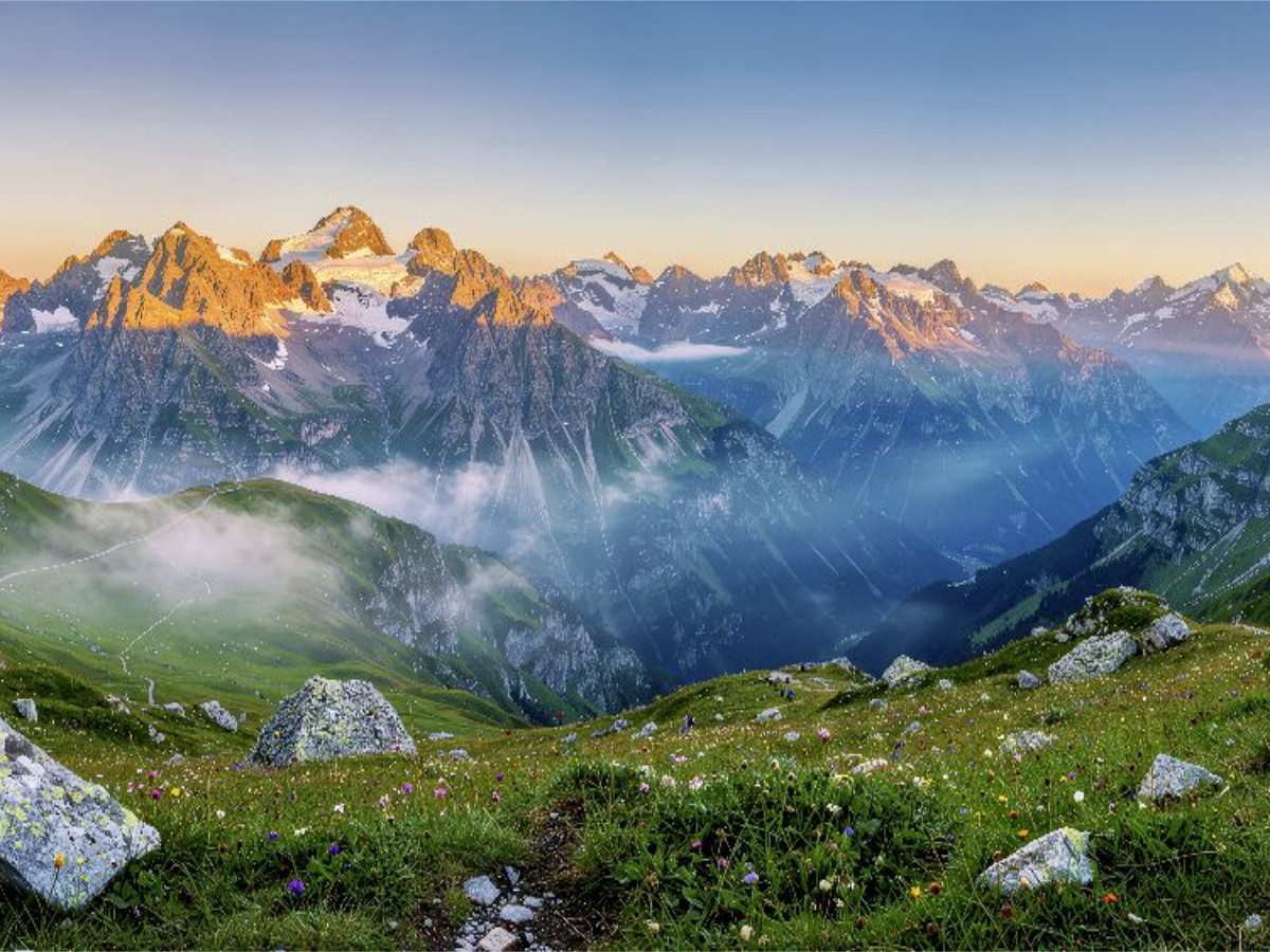 Finde deine Freiheit zwischen Gipfeln und Wolken.