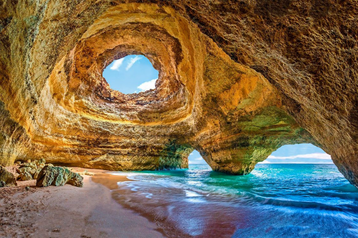 Die Höhle Algar de Benagil an der Algarve