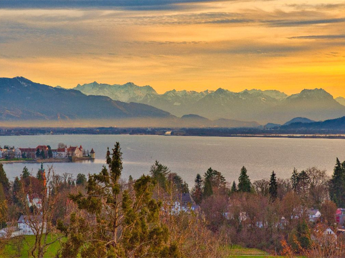 Blick in die Alpen und die Insel Lindau
