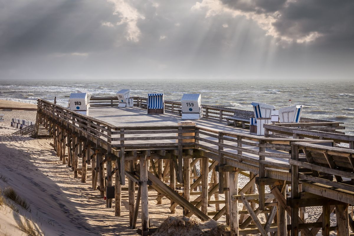 Stürmisches Wetter an der Plattform am Weststrand von Kampen auf Sylt