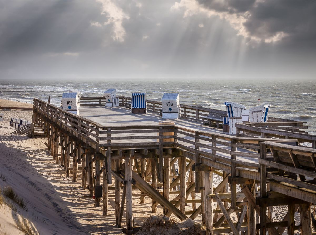 Stürmisches Wetter an der Plattform am Weststrand von Kampen auf Sylt