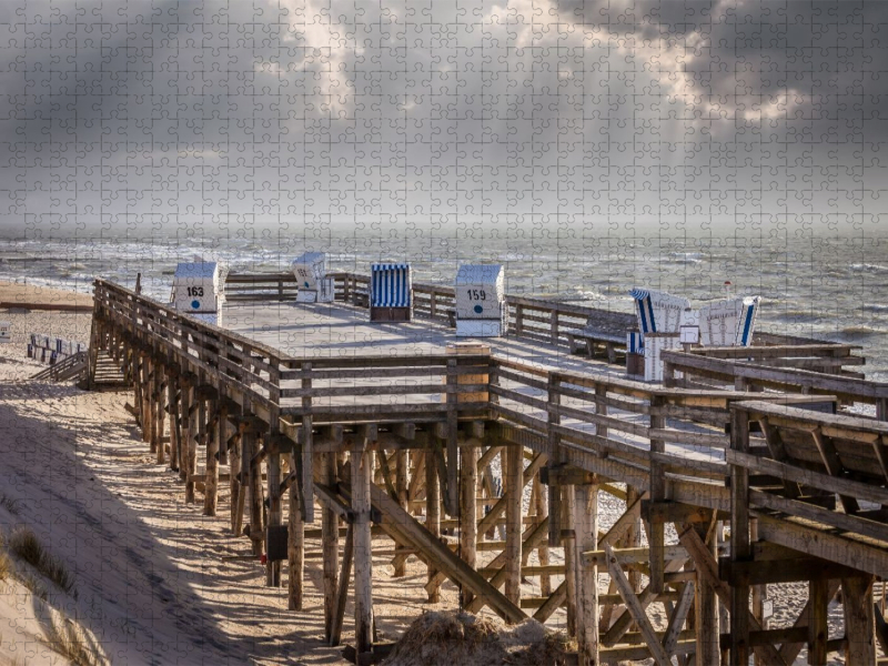 Stürmisches Wetter an der Plattform am Weststrand von Kampen auf Sylt