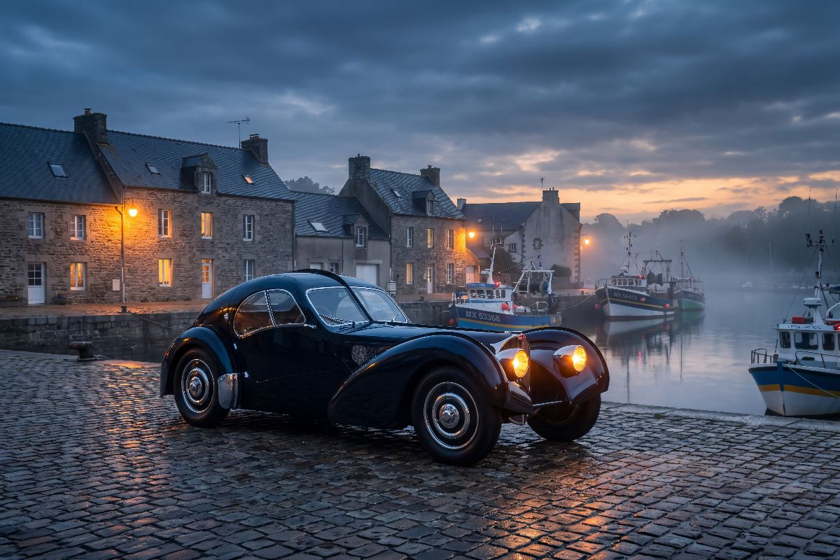 Bugatti Type 57 SC Atlantic (Coupé Aéro) (Frankreich, 1936) in einem Hafen der Bretagne