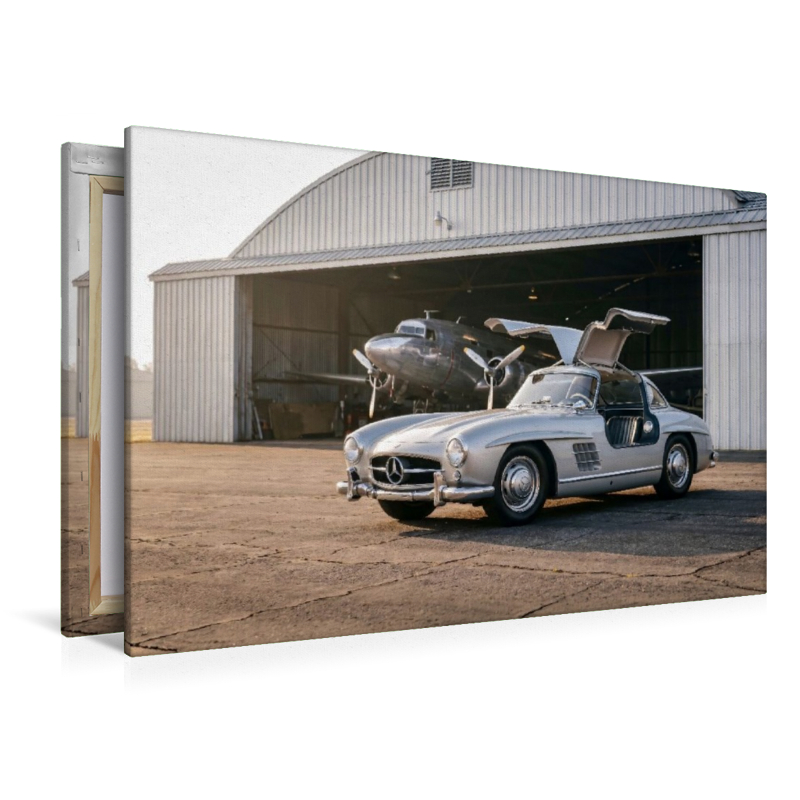 Mercedes-Benz 300 SL „Flügeltürer“ (Deutschland, 1954-57) vor einem Flugzeughangar im Morgenlicht