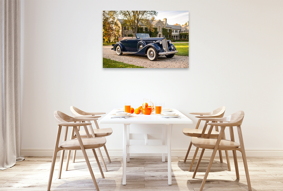 Packard Twelve Coupe-Roadster (USA, 1937) vor einem herrschaftlichen Anwesen an der amerikanischen Ostküste