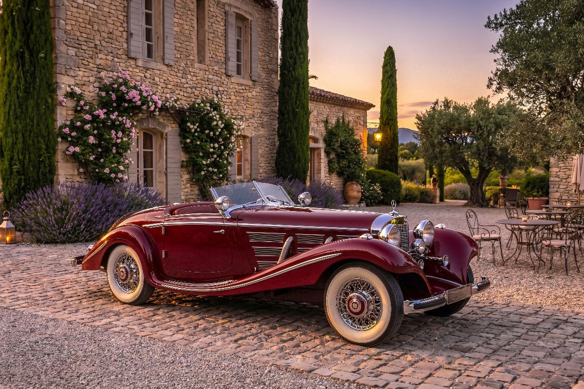 Mercedes-Benz 500 K Spezial-Roadster (Deutschland, 1934-36) vor einem provenzalischen Natursteinanwesen