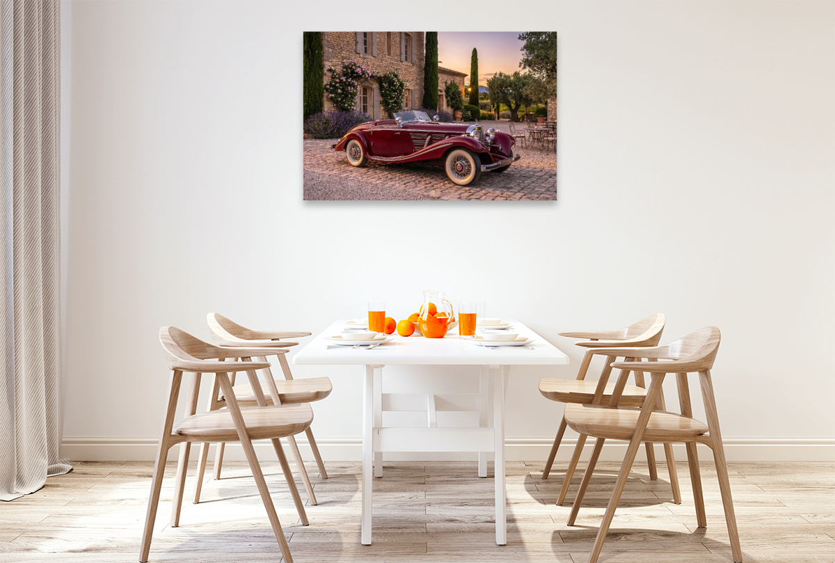 Mercedes-Benz 500 K Spezial-Roadster (Deutschland, 1934-36) vor einem provenzalischen Natursteinanwesen