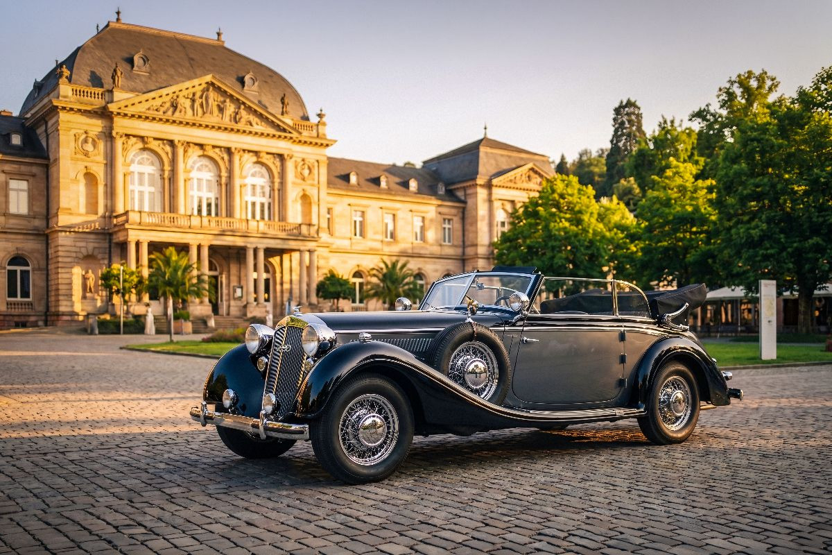 Horch 853 Sport-Cabriolet (Deutschland, 1935–1939) vor historischem Kurhaus