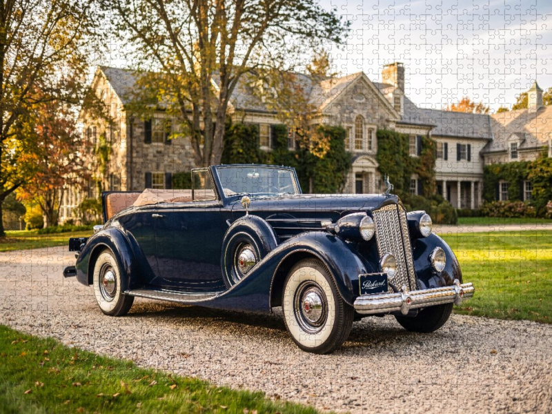 Packard Twelve Coupe-Roadster (USA, 1937) vor einem herrschaftlichen Anwesen an der amerikanischen Ostküste
