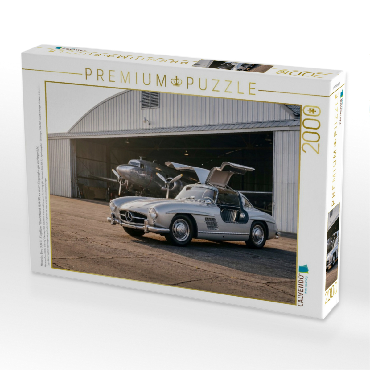 Mercedes-Benz 300 SL „Flügeltürer“ (Deutschland, 1954-57) vor einem Flugzeughangar im Morgenlicht