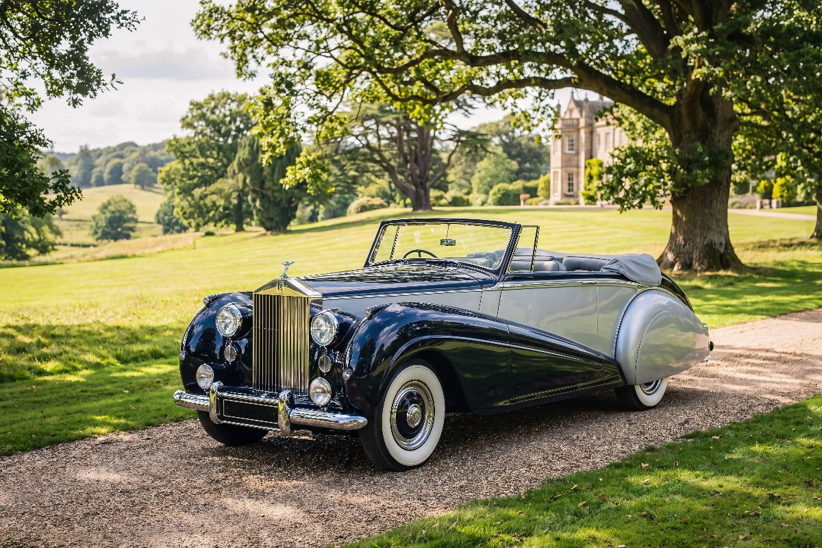 Rolls-Royce Silver Dawn Drophead Coupé (GB, 1950-53) im Park eines englischen Manor House