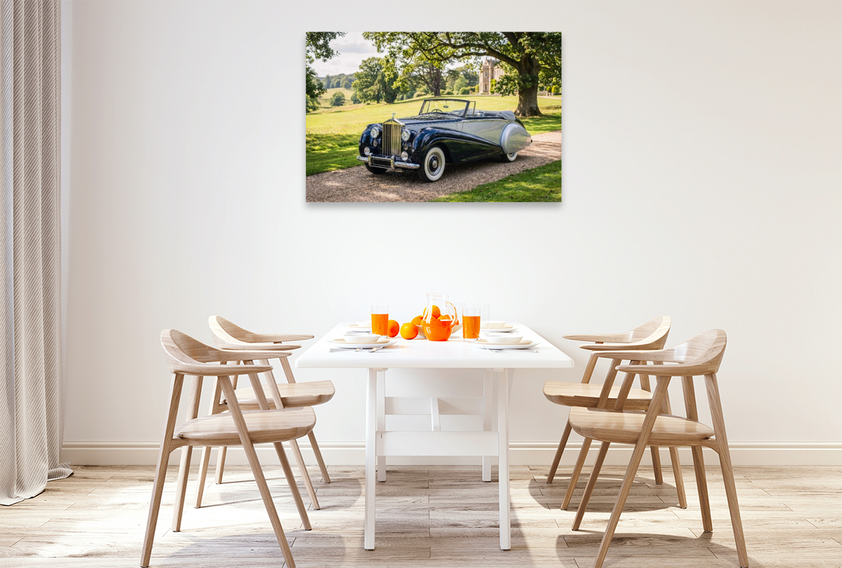 Rolls-Royce Silver Dawn Drophead Coupé (GB, 1950-53) im Park eines englischen Manor House