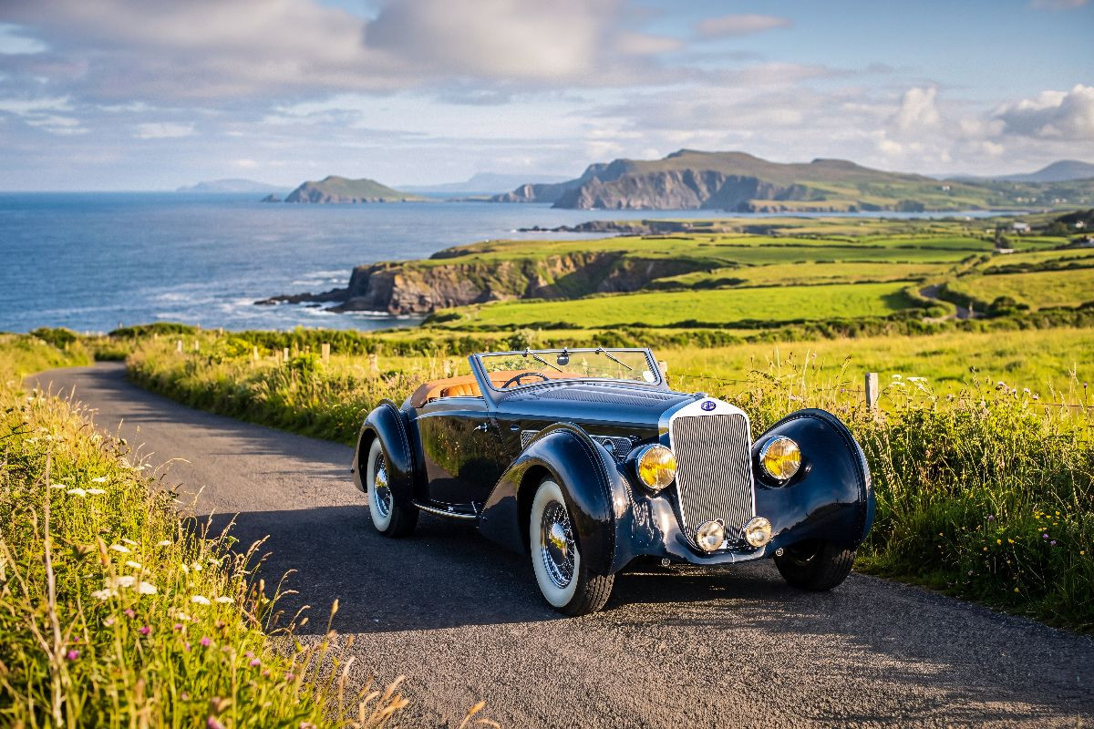 Delage D8-120 Cabriolet (Frankreich, 1937-39) an der Küstenstrasse Ring of Kerry in Irland
