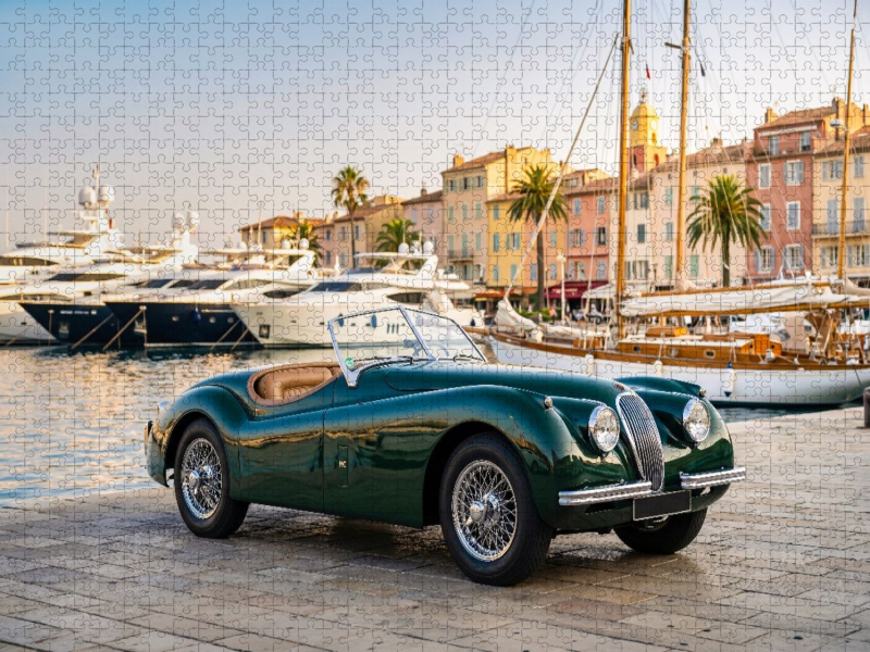 Jaguar XK140 Roadster (GB, 1957) vor dem Hafen von Saint-Tropez an der Côte d'Azur