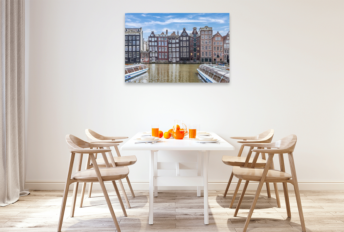 Damrak mit tanzenden Häusern in Amsterdam
