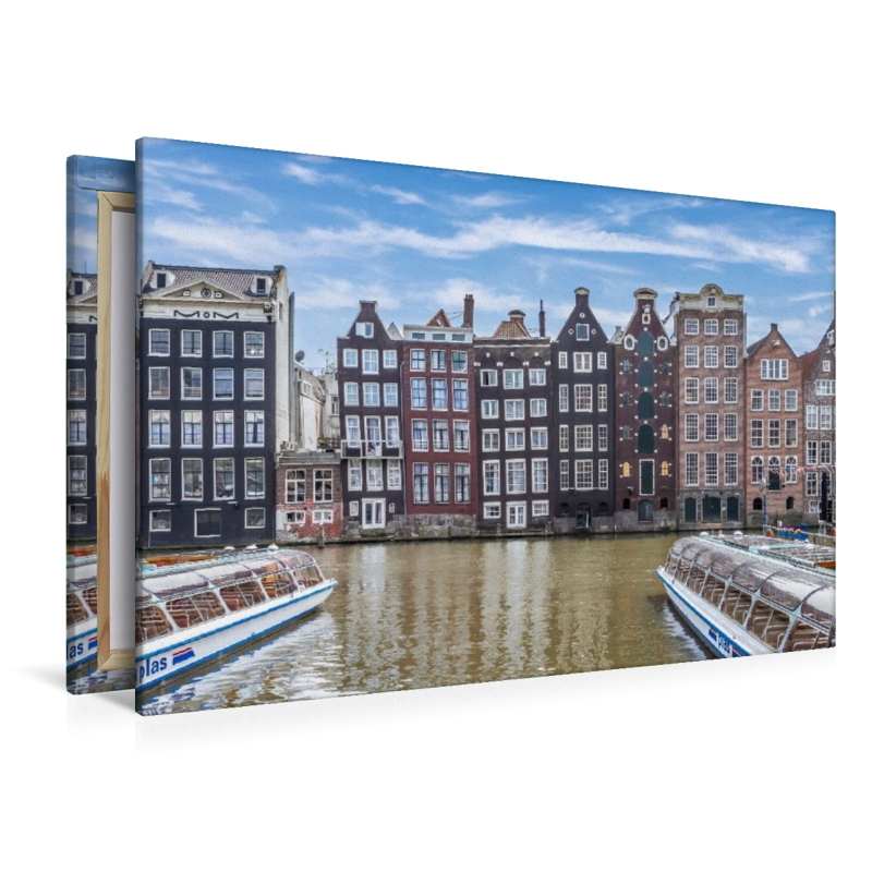Damrak mit tanzenden Häusern in Amsterdam