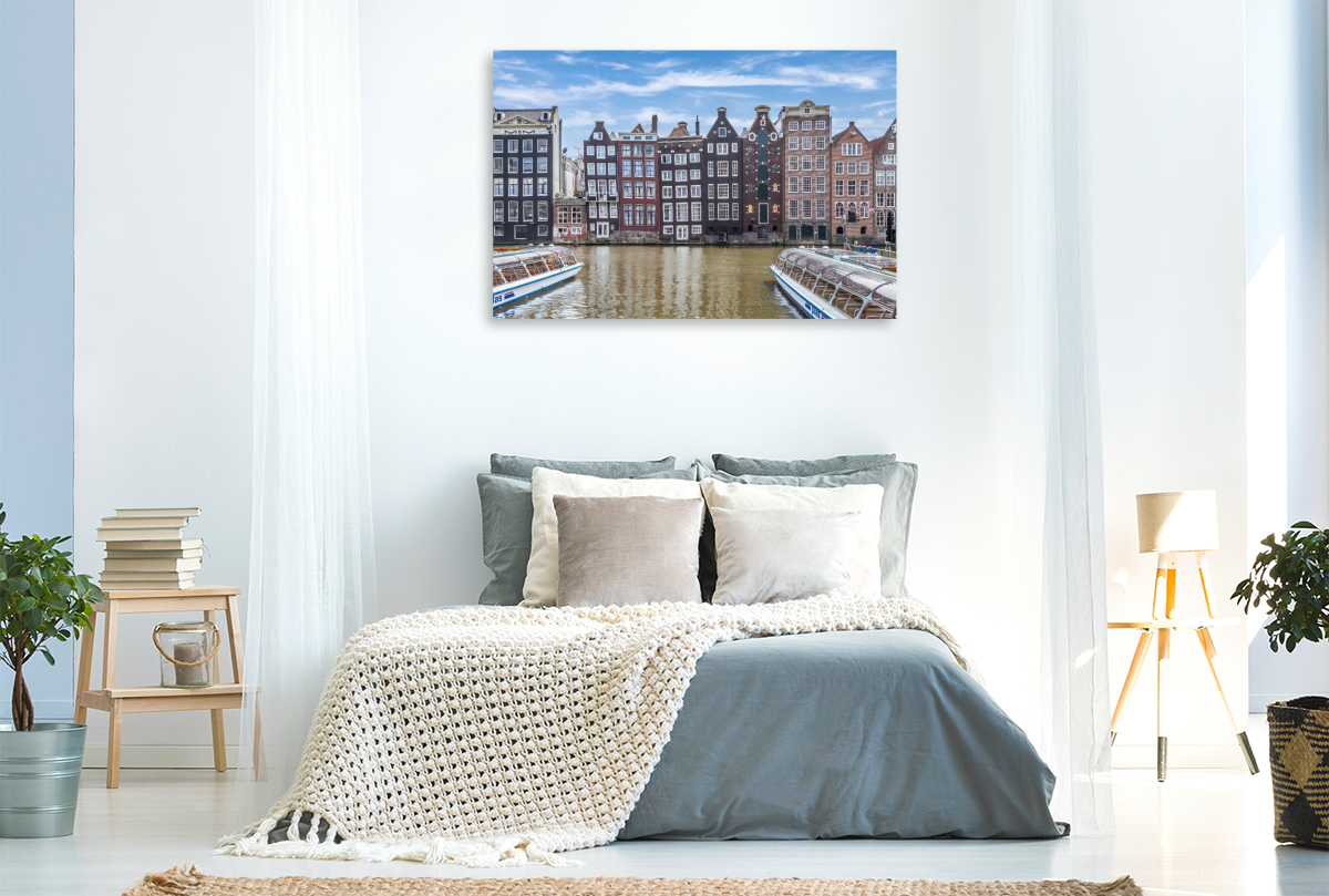 Damrak mit tanzenden Häusern in Amsterdam