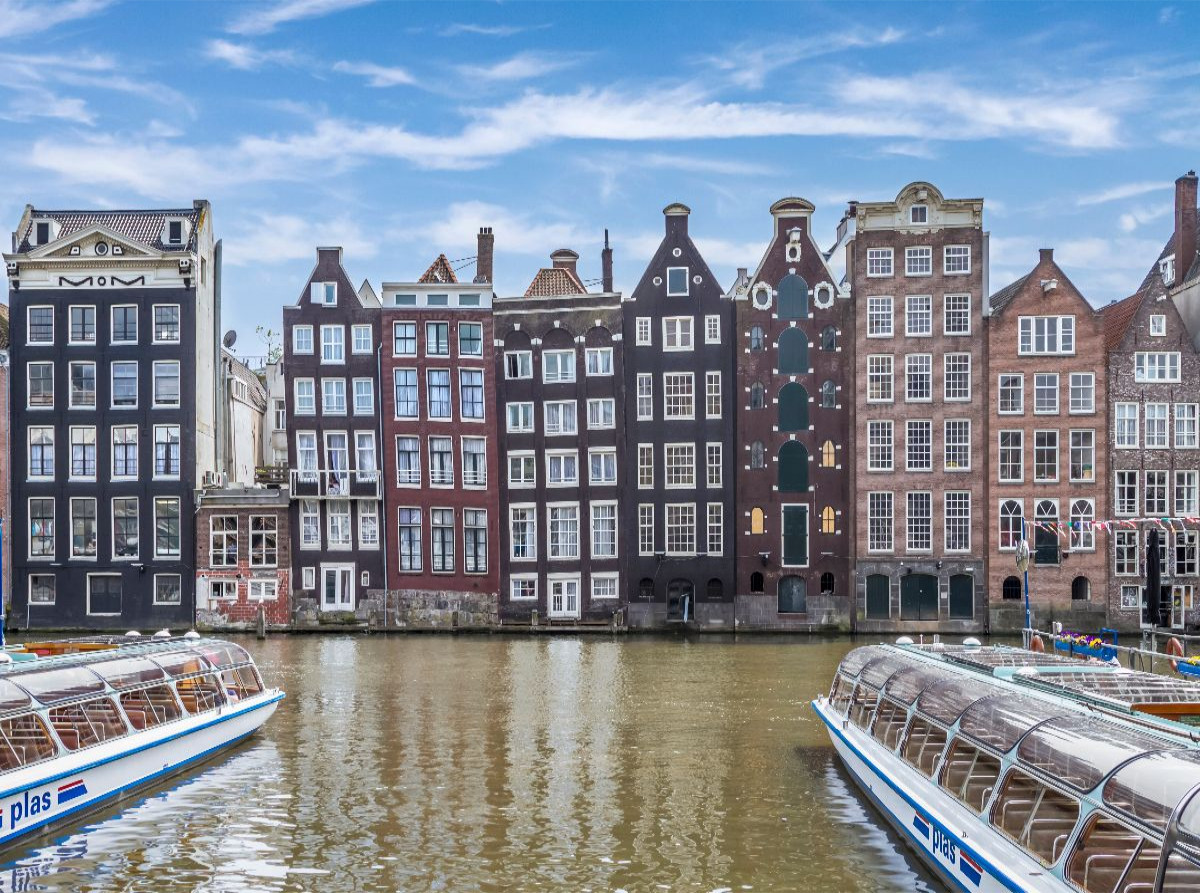 Damrak mit tanzenden Häusern in Amsterdam