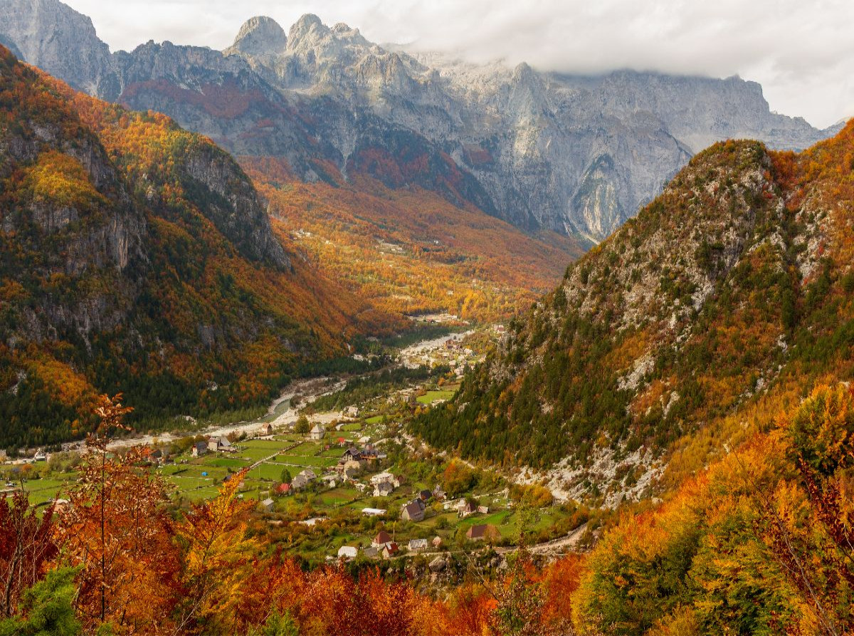 Blick auf das Thet-Tal in den Albanischen Alpen