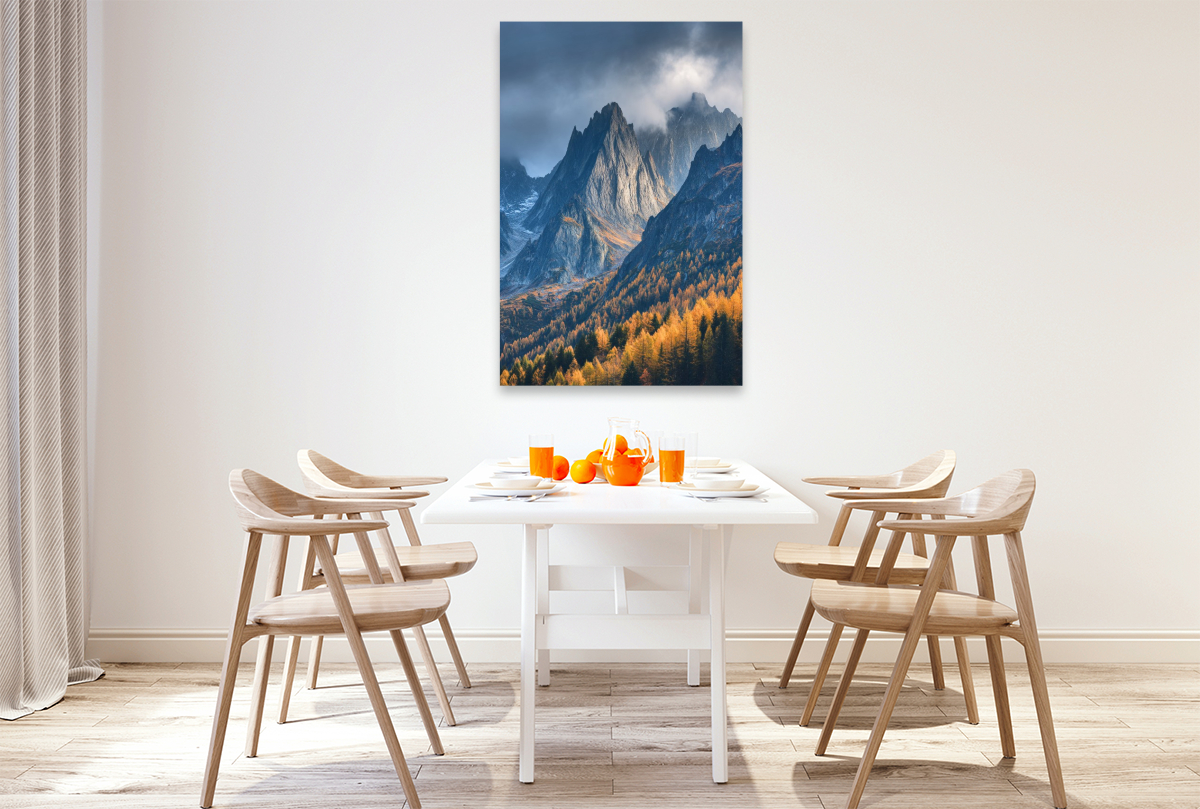 Goldenes Licht segnet die Erde der Berge