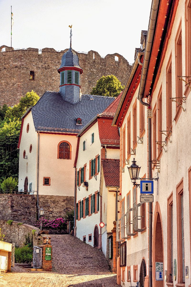 Aufstieg zur Burg - Burgstraße mit St. Petrus & Paulus Kirche in Lindenfels, Hessen