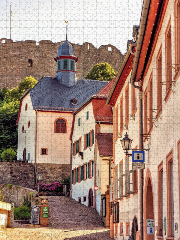 Aufstieg zur Burg - Burgstraße mit St. Petrus & Paulus Kirche in Lindenfels, Hessen