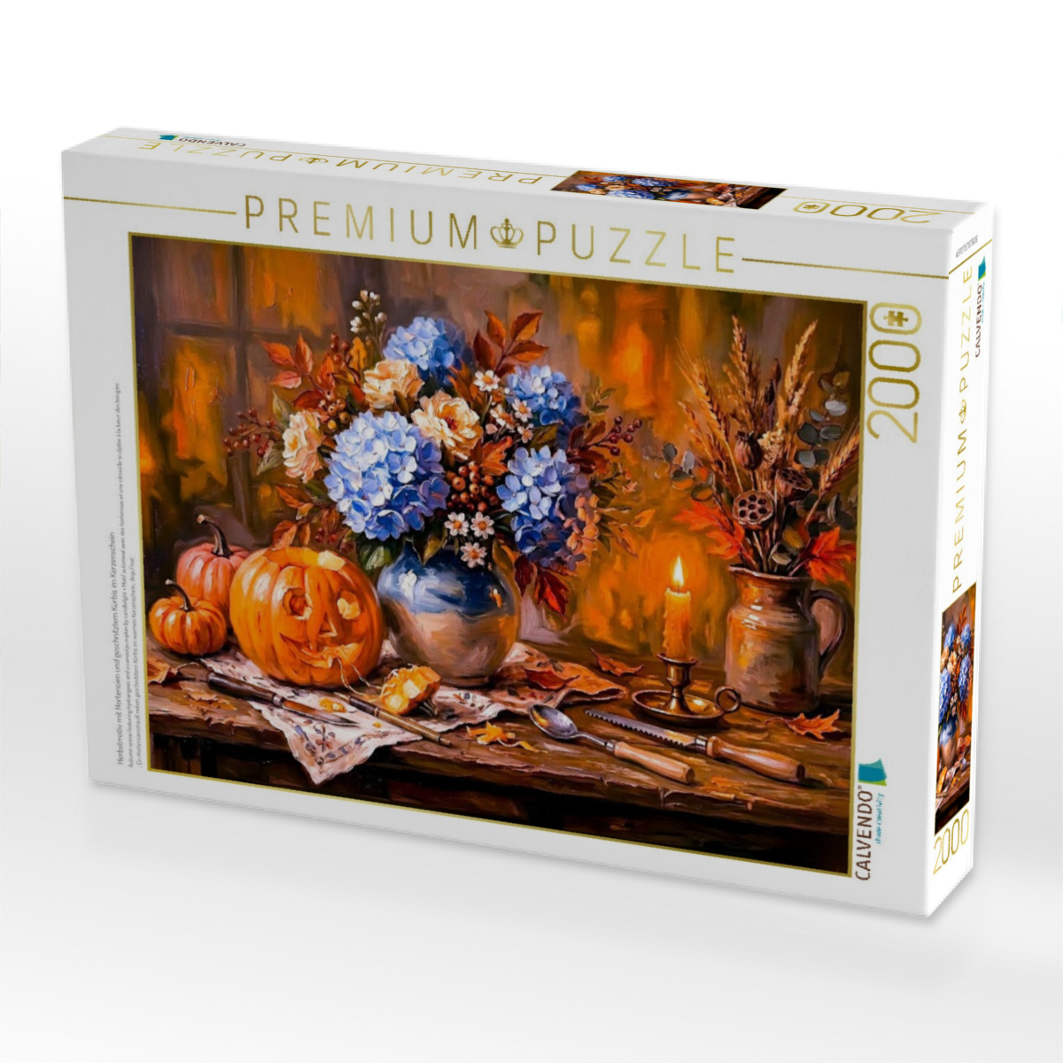 Herbstmotiv mit Hortensien und geschnitztem Kürbis im Kerzenschein