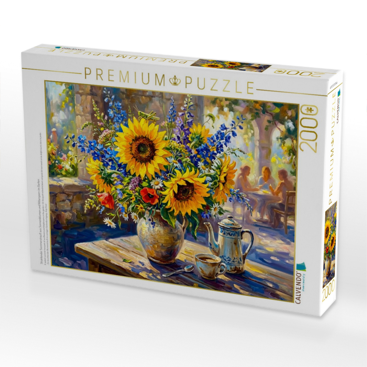Strahlender Sommerstrauß aus Sonnenblumen und Rittersporn im Garten