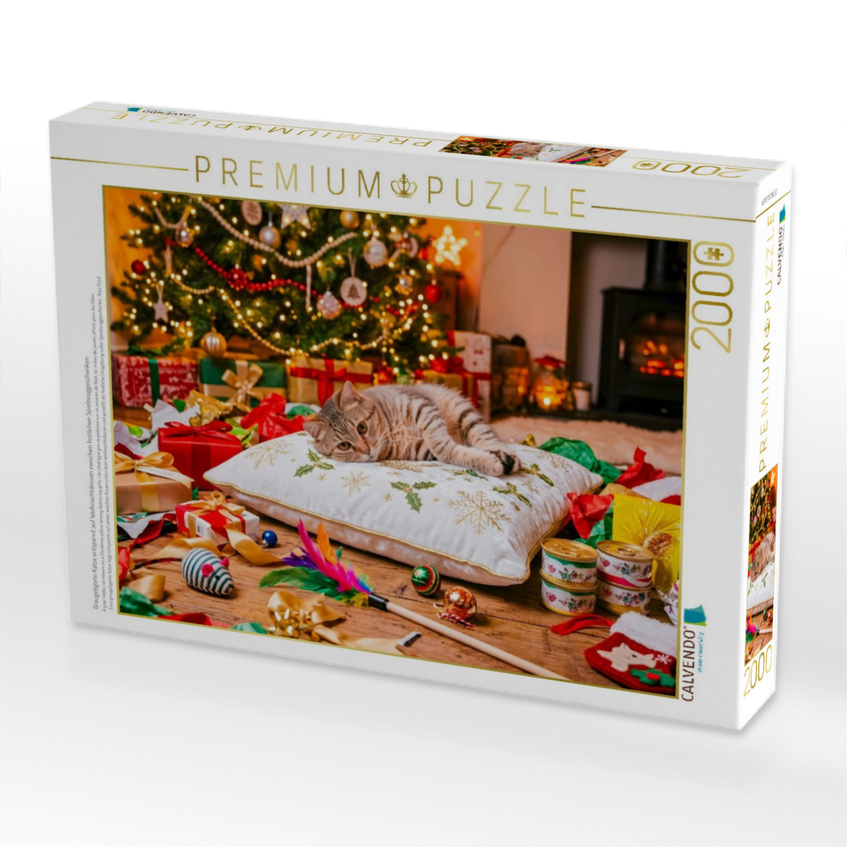Graugetigerte Katze entspannt auf Weihnachtskissen zwischen festlichen Spielzeuggeschenken