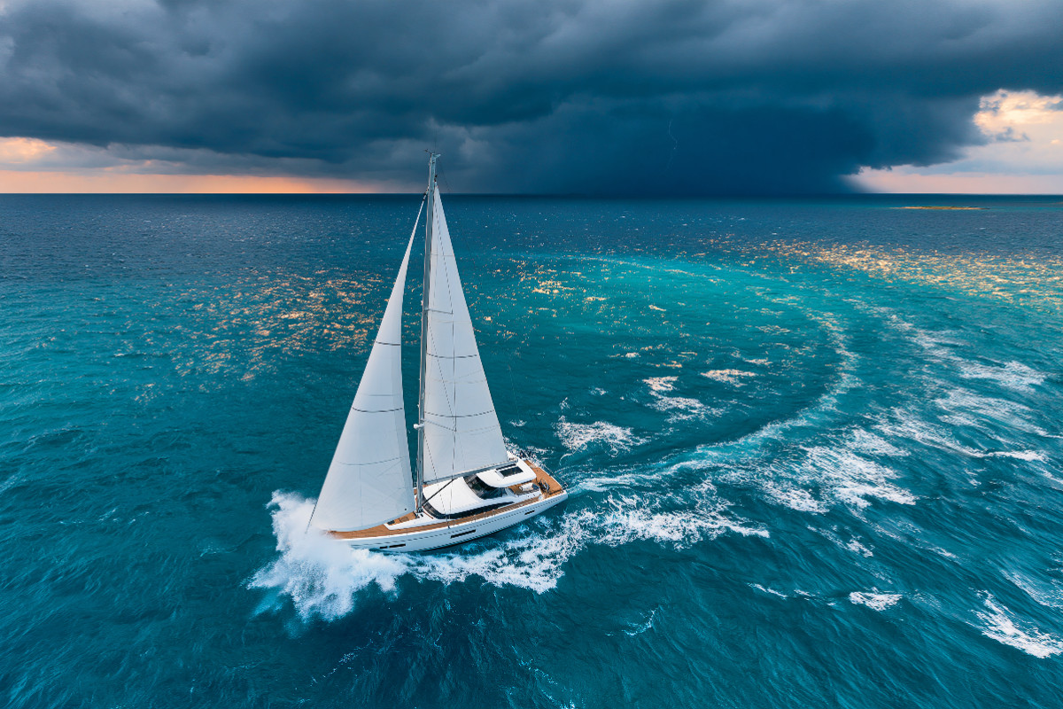 Luxusyacht auf Kurs ins Gewitter