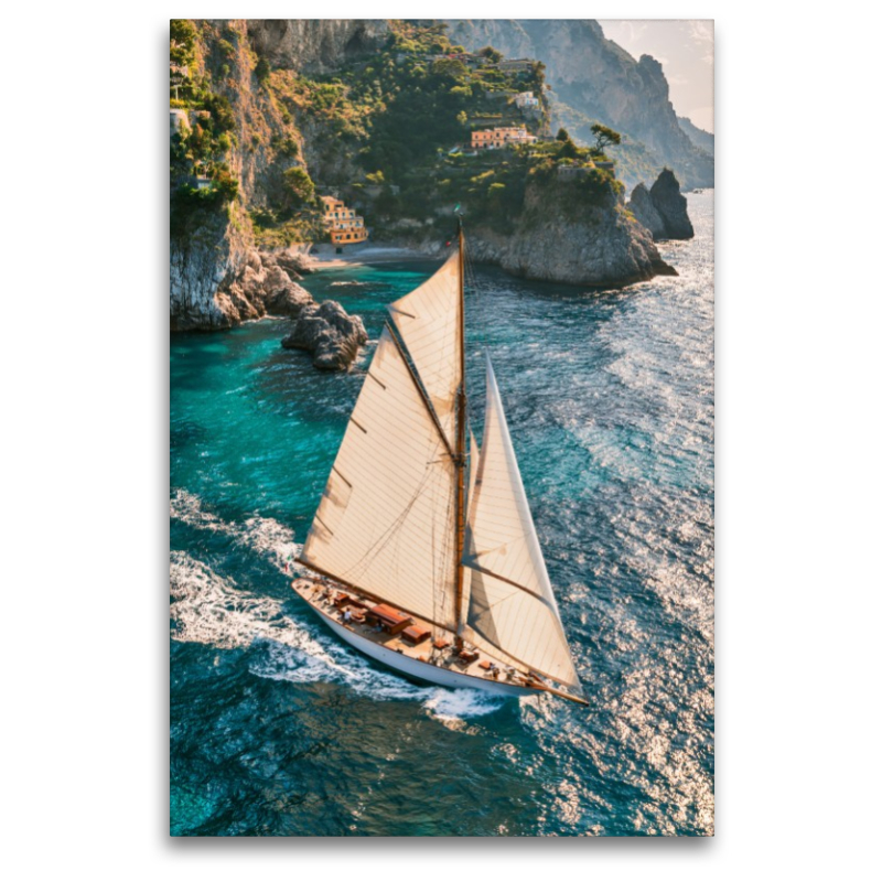 Klassischer Segelschoner vor Felsküste