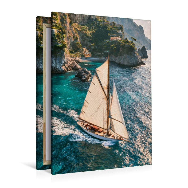 Klassischer Segelschoner vor Felsküste
