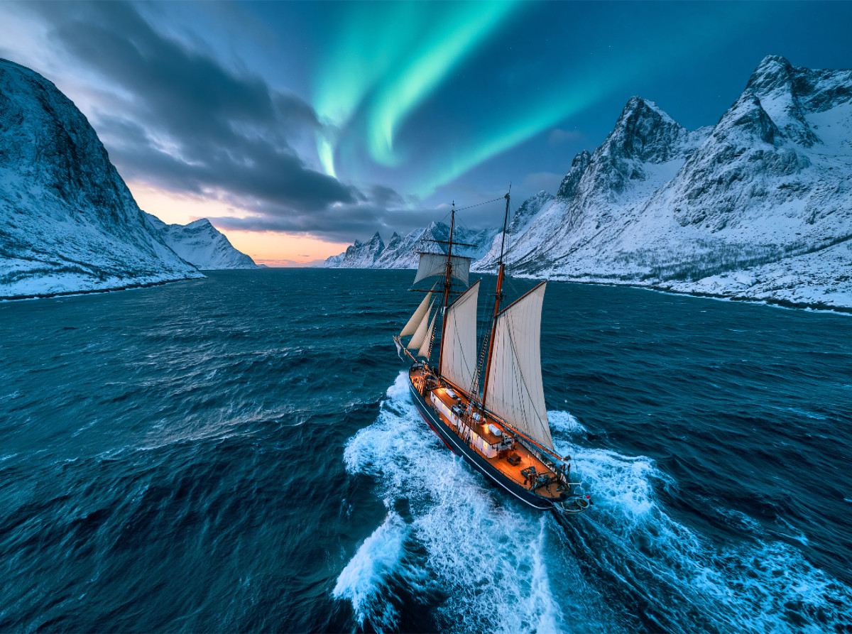 Dreimast-Segelschiff im winterlichen Fjord