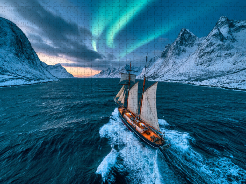 Dreimast-Segelschiff im winterlichen Fjord