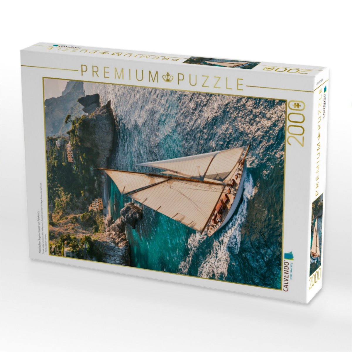 Klassischer Segelschoner vor Felsküste