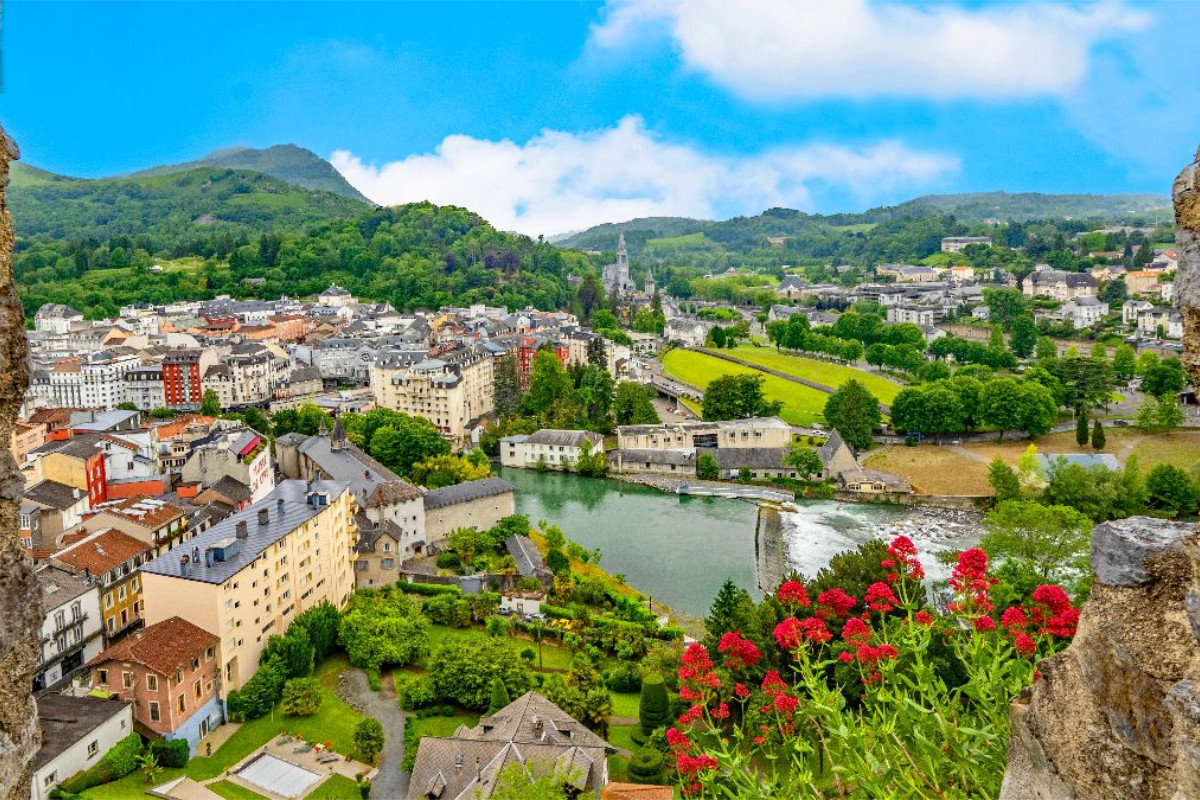 Die Stadt Lourdes und der Fluss Gave de Pau