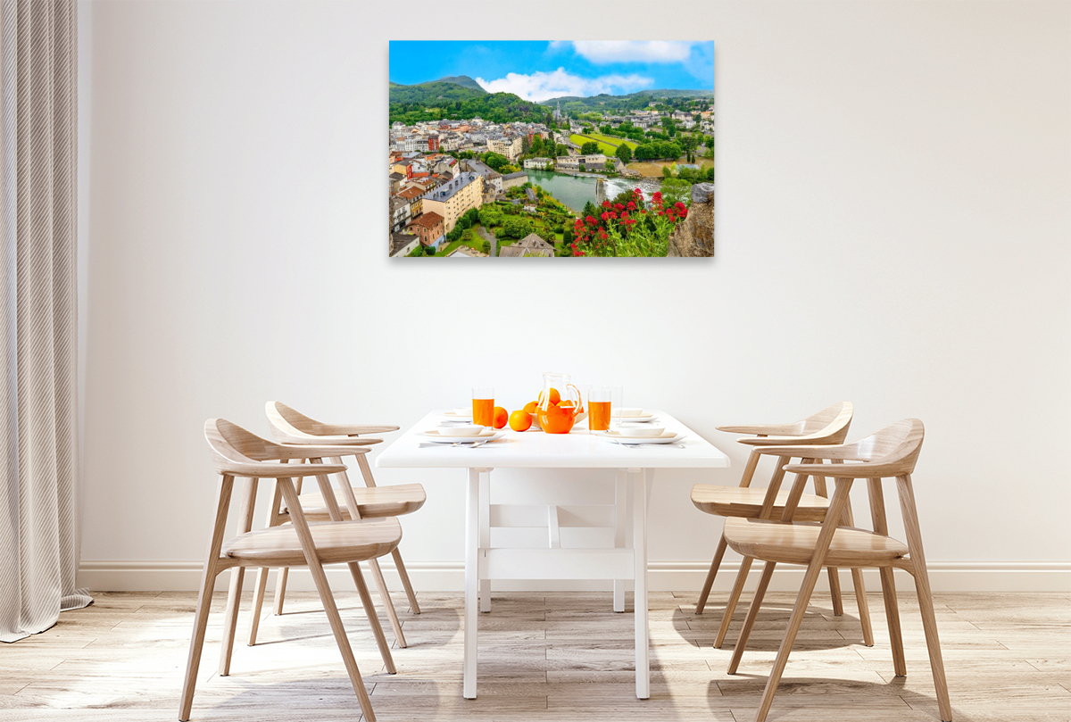 Die Stadt Lourdes und der Fluss Gave de Pau