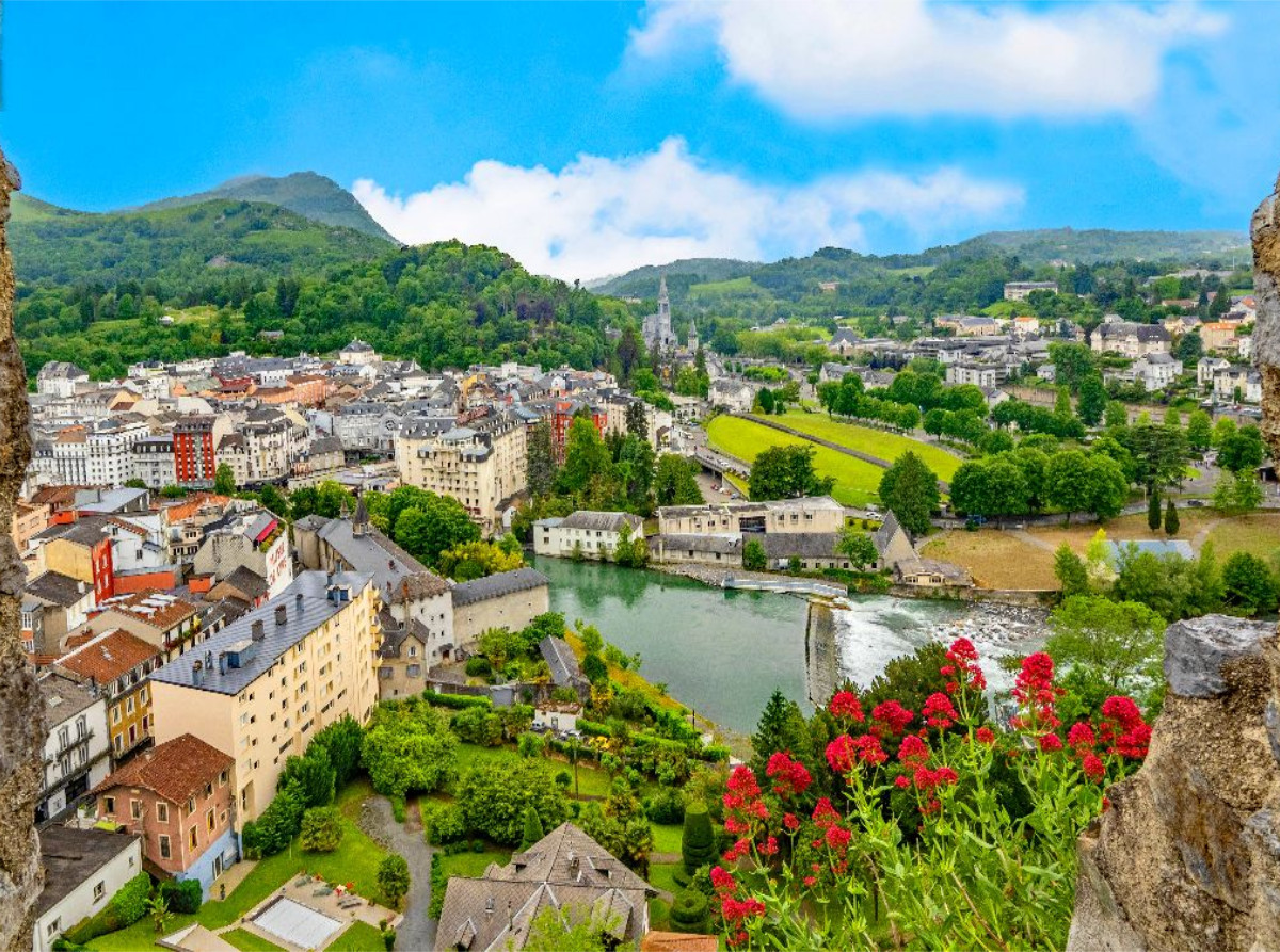Die Stadt Lourdes und der Fluss Gave de Pau