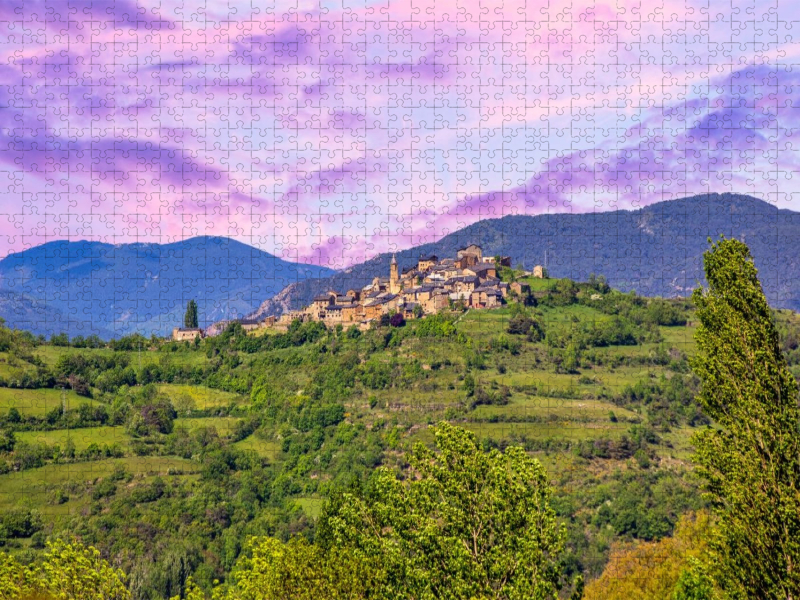 Das kleine Bergdorf Tornafort in der Provinz Lleida