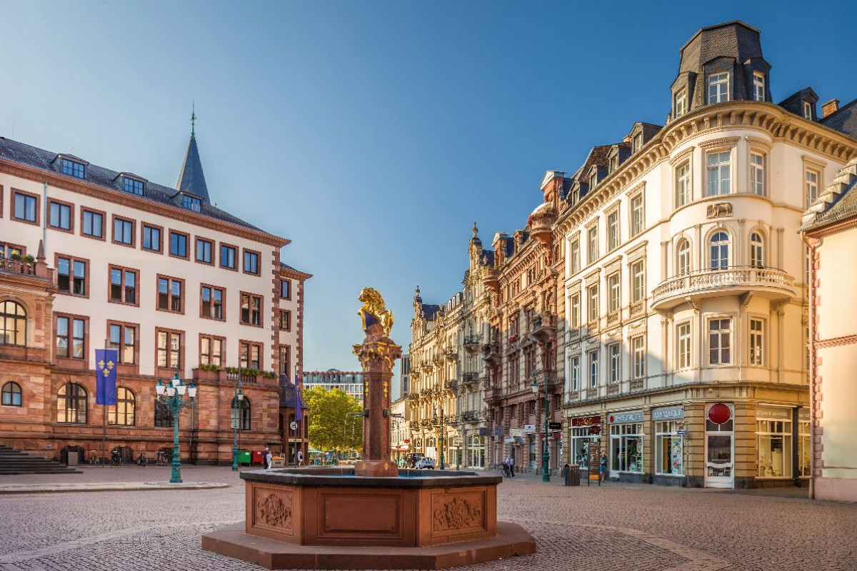Marktbrunnen am Schlossplatz von Wiesbaden, Hessen