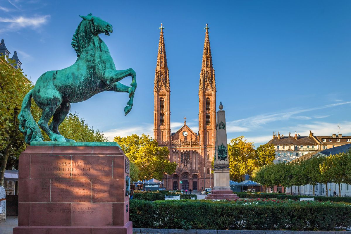 Luisenplatz mit Oraniendenkmal und Luisenkirche in Wiesbaden, Hessen