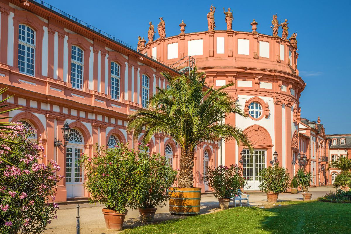 Gartenseite von Schloss Biebrich in Wiesbaden, Hessen