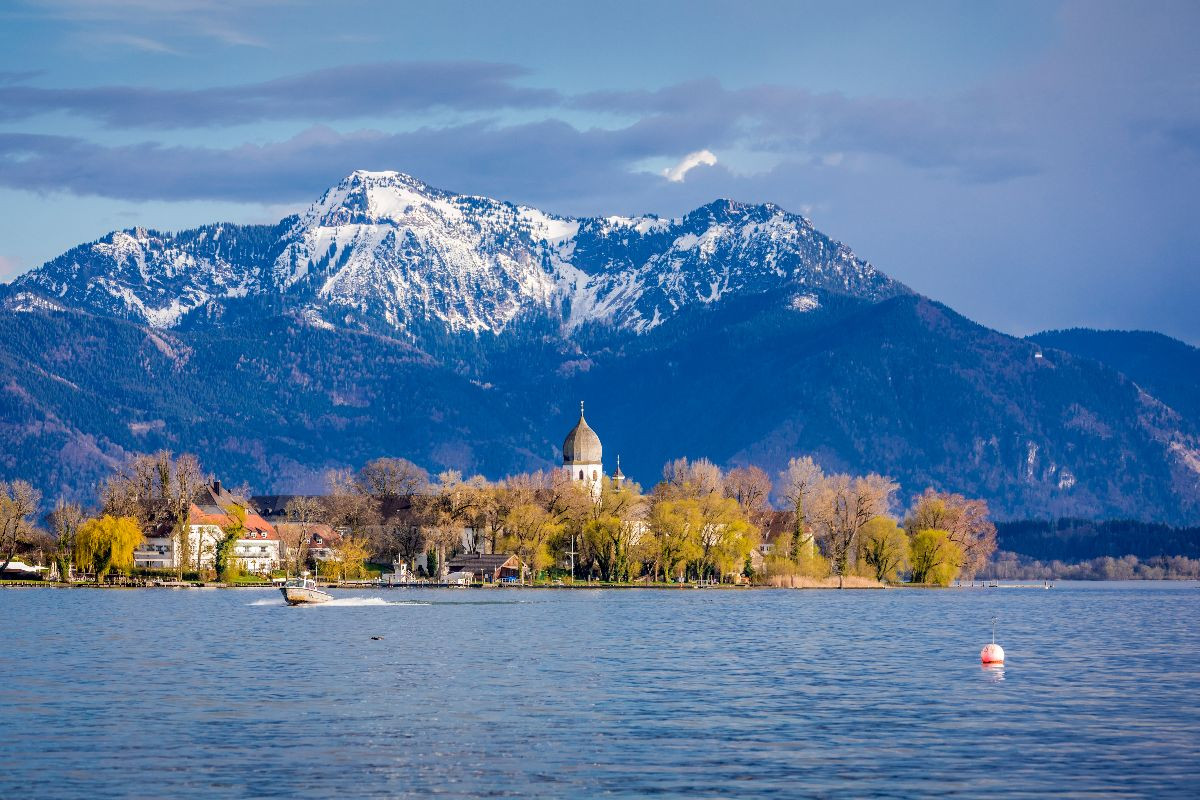 Blick zur Fraueninsel von Gstadt am Chiemsee