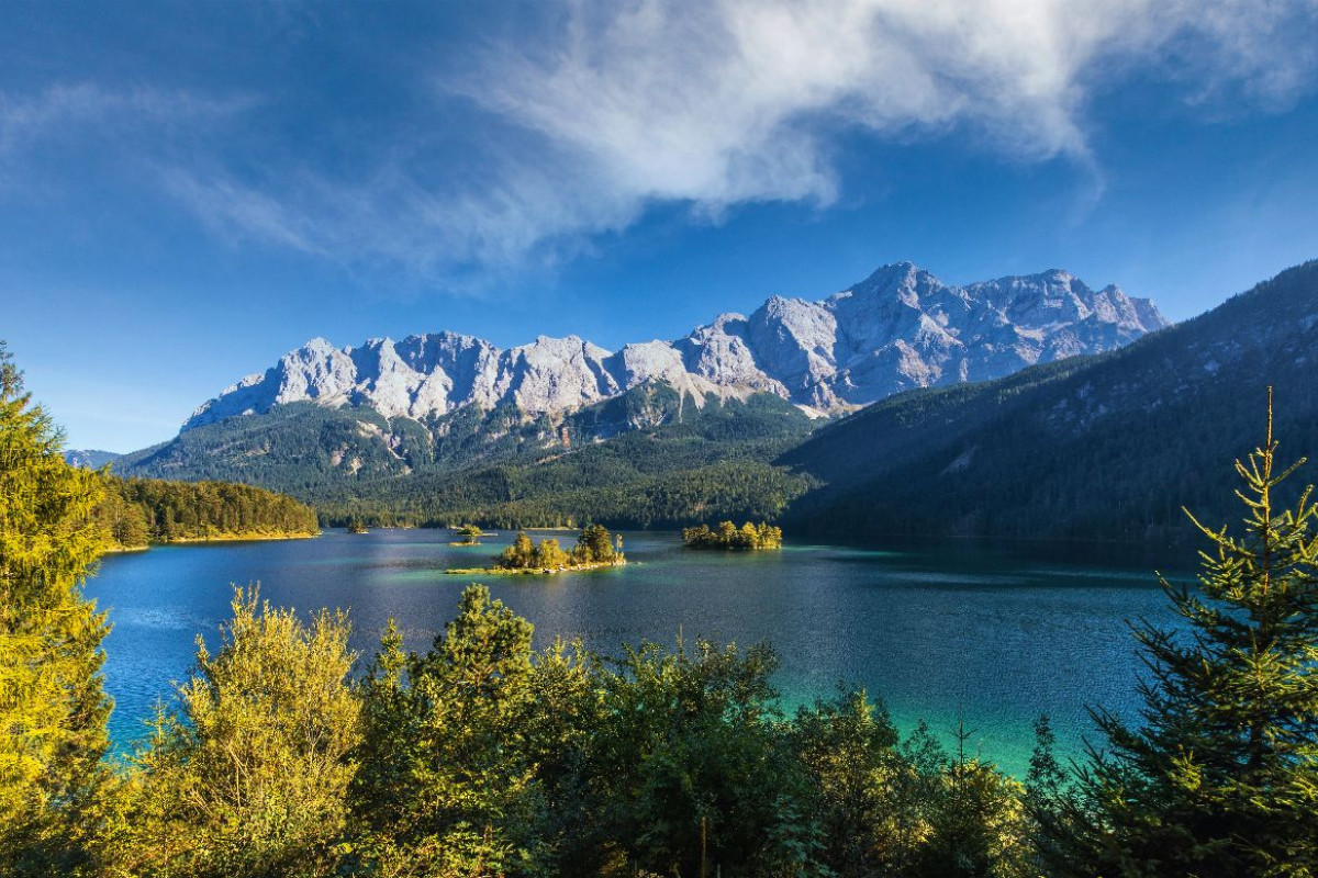 Idyllischer Eibsee mit Blick auf das Zugspitzmassiv, Bayern